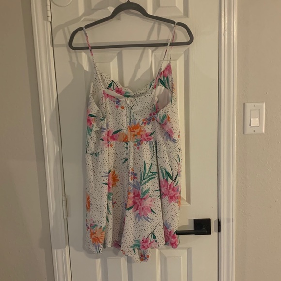 Floral white romper with scalloped nickline - Picture 3 of 3